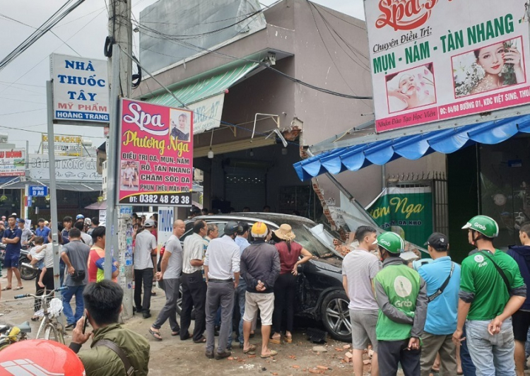 Xe Mercedes tông Lexus tông nhau nát đầu, rồi lao vào tiệm thuốc tây ngay khu dân cư