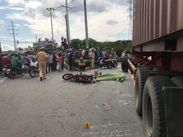 TP. HCM:Tông chết người phụ nữ đang dừng đèn đỏ, tài xế xe container khoá cửa rời khỏi hiện trường