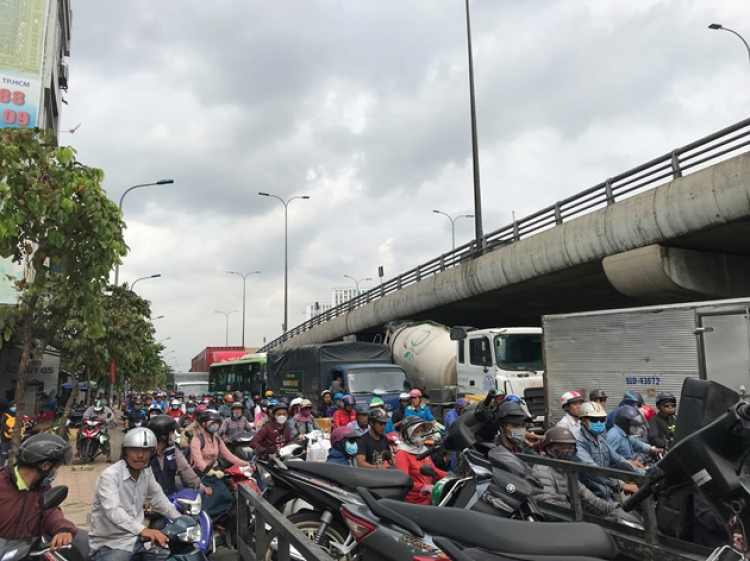 TP. HCM:Tông chết người phụ nữ đang dừng đèn đỏ, tài xế xe container khoá cửa rời khỏi hiện trường