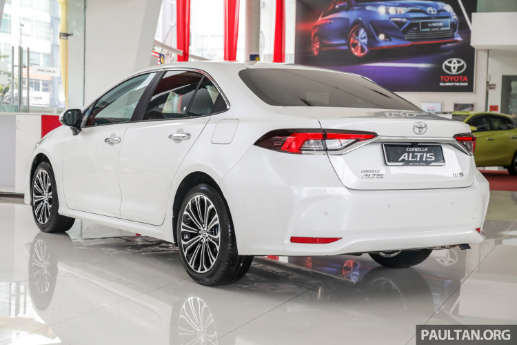 Cận cảnh Toyota Corolla Altis 1.8G thế hệ mới ở showroom tại Malaysia