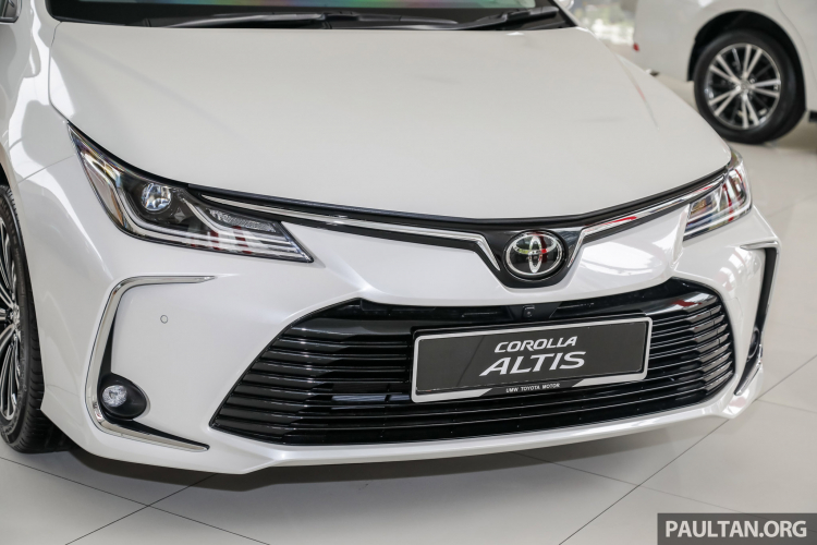 Cận cảnh Toyota Corolla Altis 1.8G thế hệ mới ở showroom tại Malaysia Cận cảnh Toyota Corolla Altis 1.8G thế hệ mới ở showroom tại Malaysia
