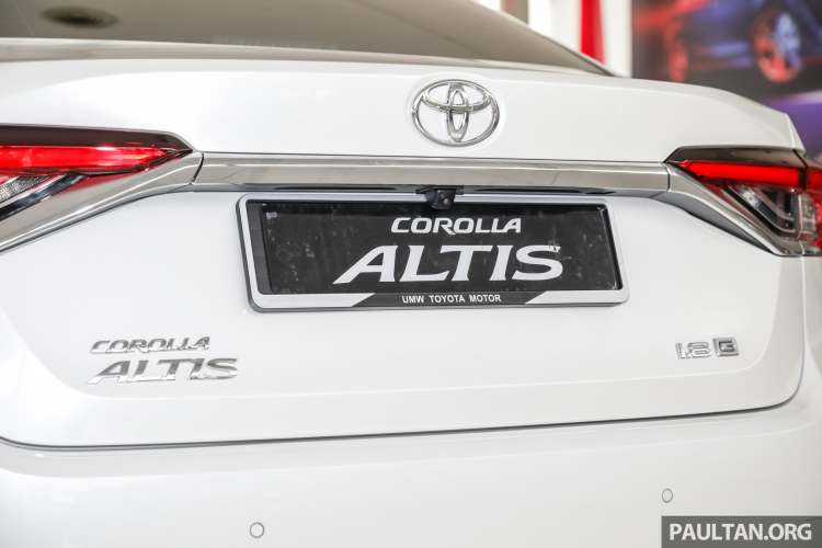 Cận cảnh Toyota Corolla Altis 1.8G thế hệ mới ở showroom tại Malaysia