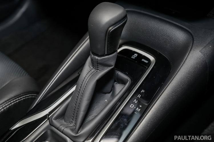 Cận cảnh Toyota Corolla Altis 1.8G thế hệ mới ở showroom tại Malaysia Cận cảnh Toyota Corolla Altis 1.8G thế hệ mới ở showroom tại Malaysia