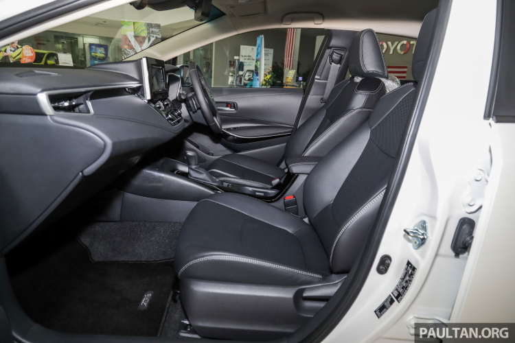 Cận cảnh Toyota Corolla Altis 1.8G thế hệ mới ở showroom tại Malaysia Cận cảnh Toyota Corolla Altis 1.8G thế hệ mới ở showroom tại Malaysia