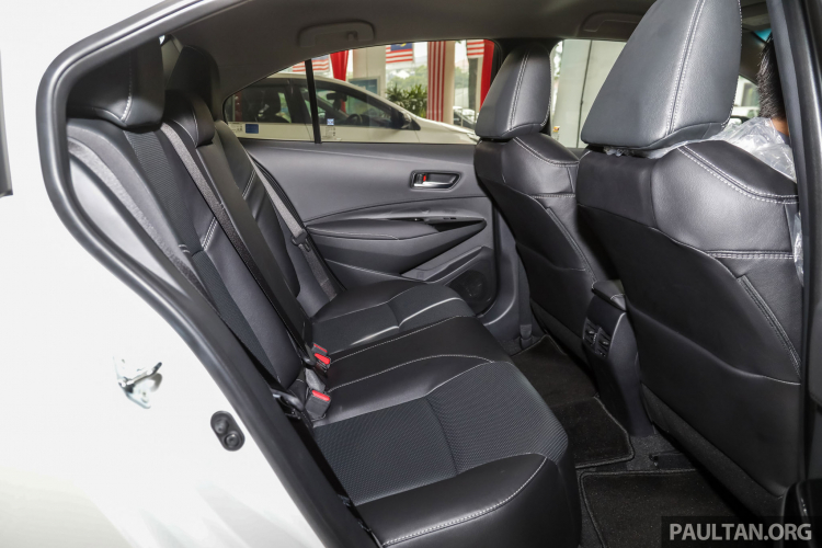 Cận cảnh Toyota Corolla Altis 1.8G thế hệ mới ở showroom tại Malaysia Cận cảnh Toyota Corolla Altis 1.8G thế hệ mới ở showroom tại Malaysia