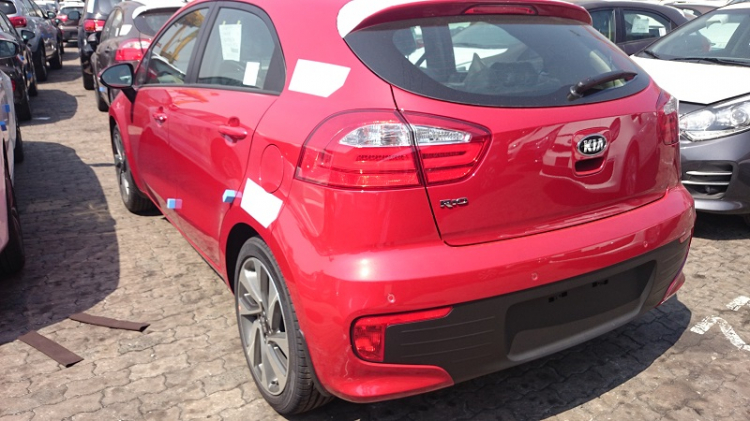 Kia Rio 2015 cập cảng Sài Gòn