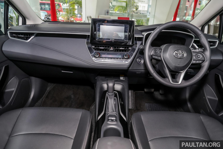 So sánh Toyota Corolla Altis thế hệ mới và cũ: Lột xác về thiết kế, tiện nghi và an toàn hơn, động cơ cũ