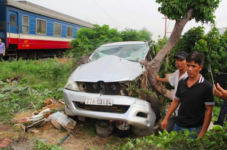 Khoảnh khắc xe 7 chỗ bị tàu hoả tông văng hàng chục mét