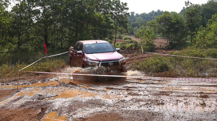 otosaigon-toyota hilux off road (1).jpg