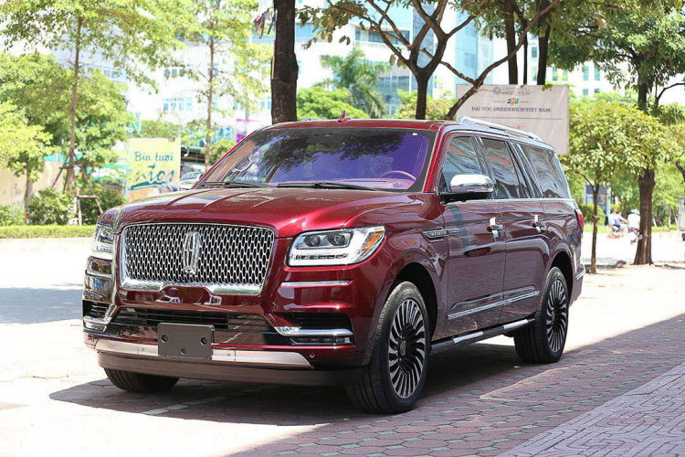 Cận cảnh "khủng long" Lincoln Navigator L Black Label tại Việt Nam