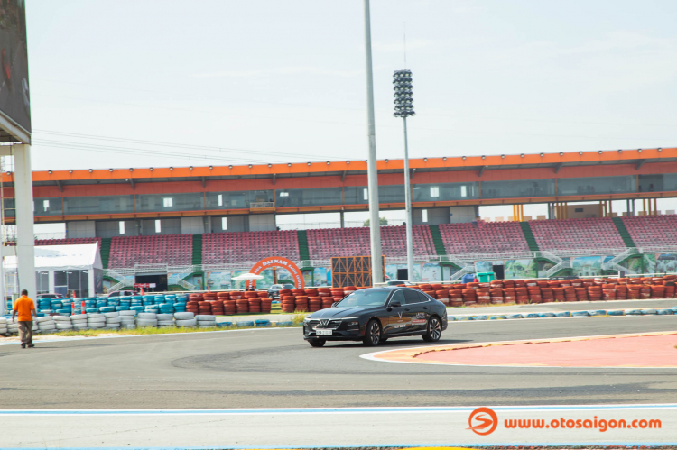 VinFast tổ chức chương trình lái thử xe Lux cùng với chuyên gia quốc tế