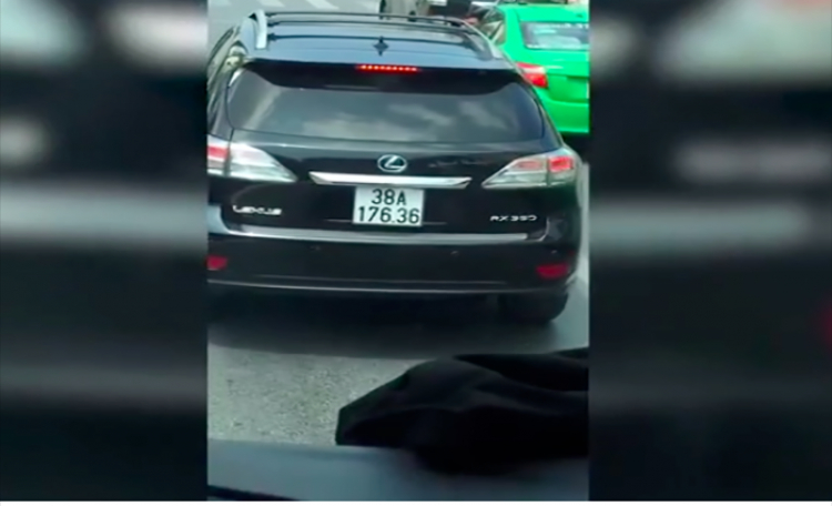 Cảnh sát khản cổ phát loa nhường đường, tài xế Lexus vẫn ngang ngược chặn đầu xe cứu hỏa Cảnh sát khản cổ phát loa nhường đường, tài xế Lexus vẫn ngang ngược chặn đầu xe cứu hỏa