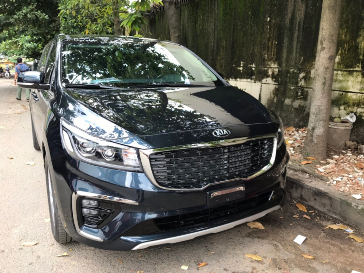 Chọn Kia Sedona 2019 (Full Dầu) hay Hyundai SantaFe 2019 (Xăng Đặc Biệt)?