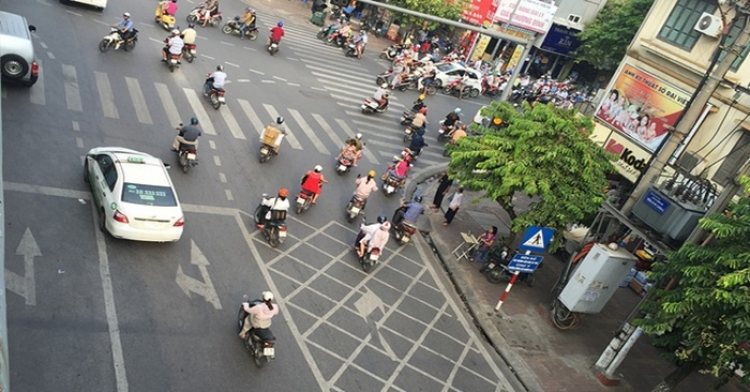 Gặp đèn đỏ, rẽ phải có thể bị tước bằng lái 3 tháng Gặp đèn đỏ, rẽ phải có thể bị tước bằng lái 3 tháng