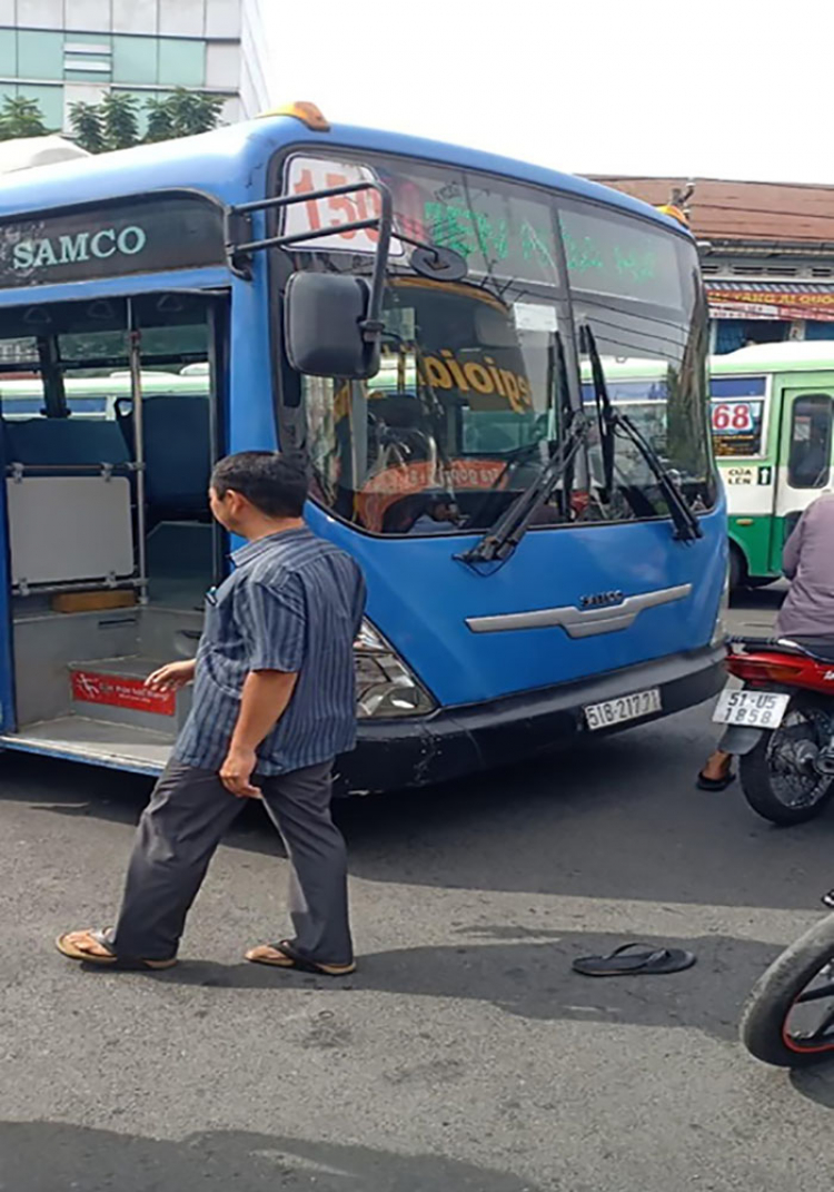 Lại là tuyến xe buýt 150: Hết phun nước miếng giờ đến va chạm xong rút dao đâm luôn tài xê Grab