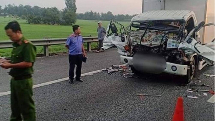 Cao tốc TP. HCM - Trung Lương: Xe tải đâm đuôi xe tải khiến 2 cha con tử vong