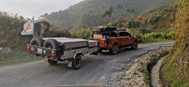 Ford Ranger Wildtrak kéo remooc Black Series Dominator trên đường xuyên Việt