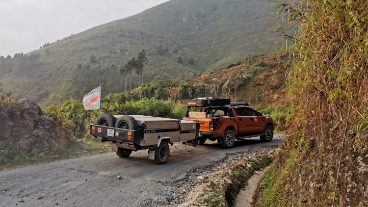Ford Ranger Wildtrak kéo remooc Black Series Dominator trên đường xuyên Việt