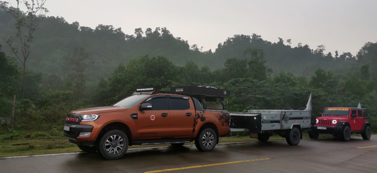 Ford Ranger Wildtrak kéo remooc Black Series Dominator trên đường xuyên Việt