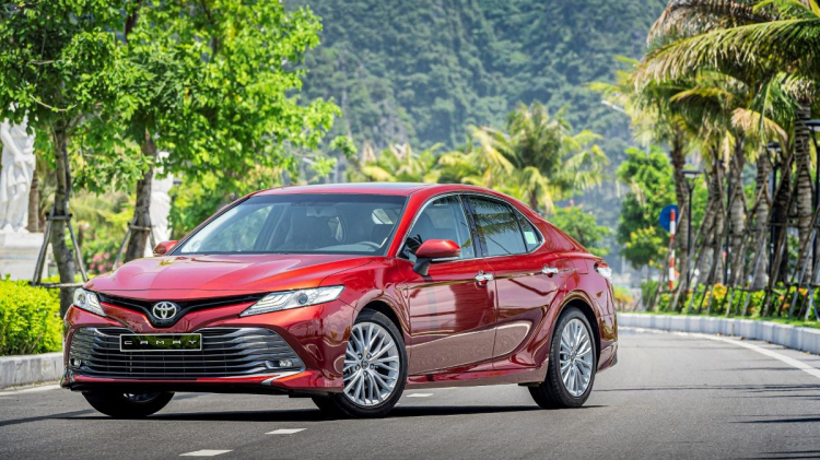 Toyota Camry tiếp tục là "vua phân khúc D" - Cơ hội nào cho Honda Accord thế hệ mới?