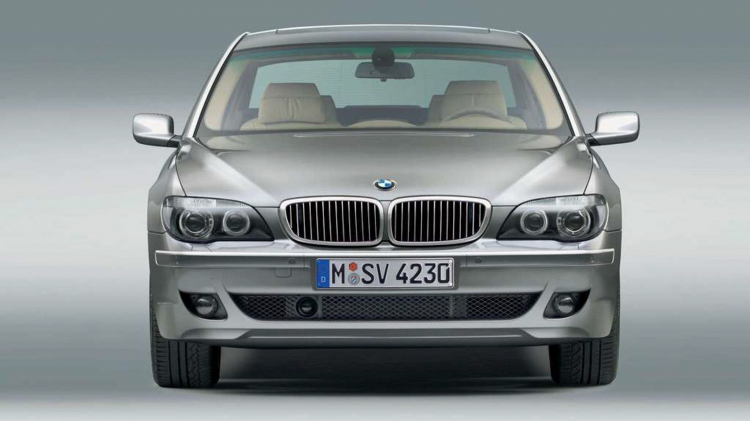 Sedan hạng sang cỡ lớn BMW 750Li 2006 tìm chủ mới với giá chỉ 250 triệu đồng