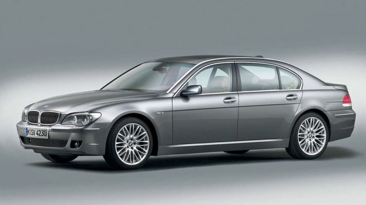 Sedan hạng sang cỡ lớn BMW 750Li 2006 tìm chủ mới với giá chỉ 250 triệu đồng