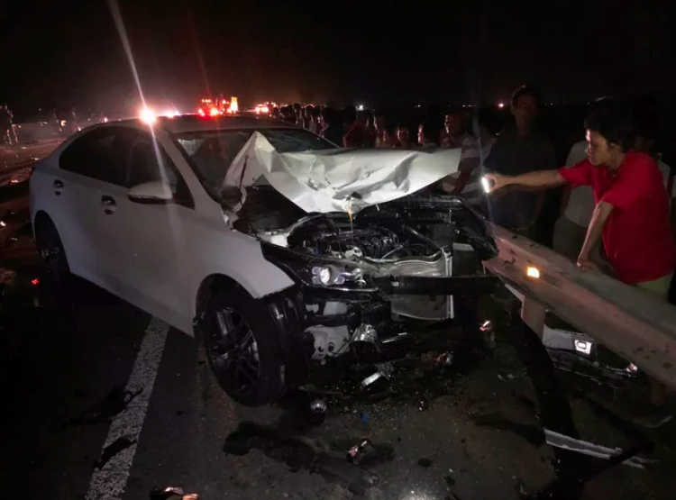 Quảng Trị: Hai vợ chồng và con trai chết thảm sau va chạm với xe ô tô