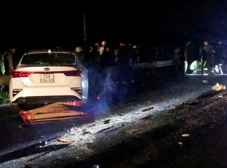 Quảng Trị: Hai vợ chồng và con trai chết thảm sau va chạm với xe ô tô