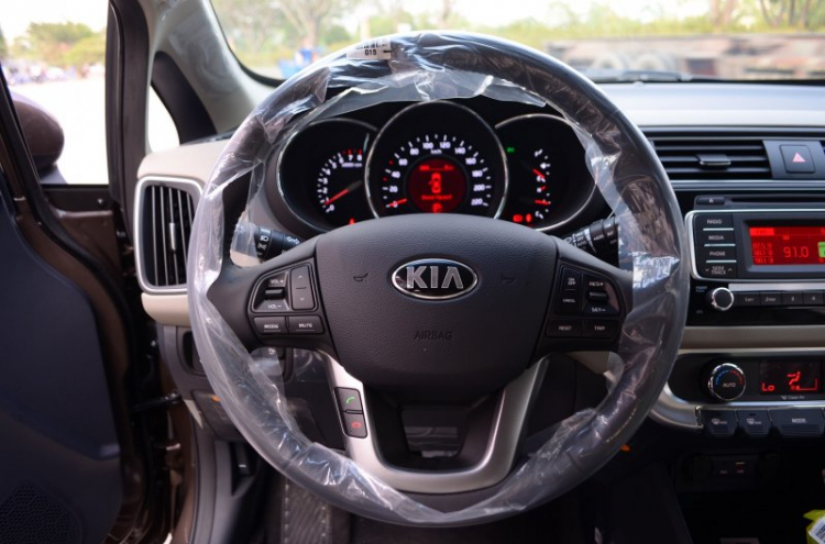 Kia Rio 2015 cập cảng Sài Gòn