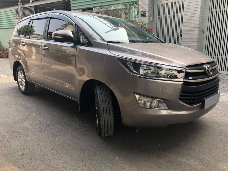 Cần bán gấp Toyota Innova 2018 màu đồng biển SG