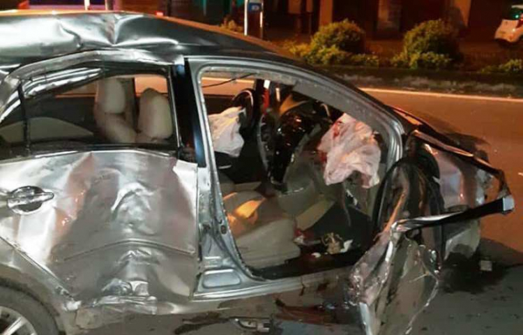Clip: Giây phút xe khách tông nát xe con đang sang đường khiến 3 người tử vong
