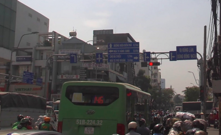 Bị phạt khi đi thẳng trên lane có vẽ hướng đi thẳng và rẽ trái. Bị phạt khi đi thẳng trên lane có vẽ hướng đi thẳng và rẽ trái.