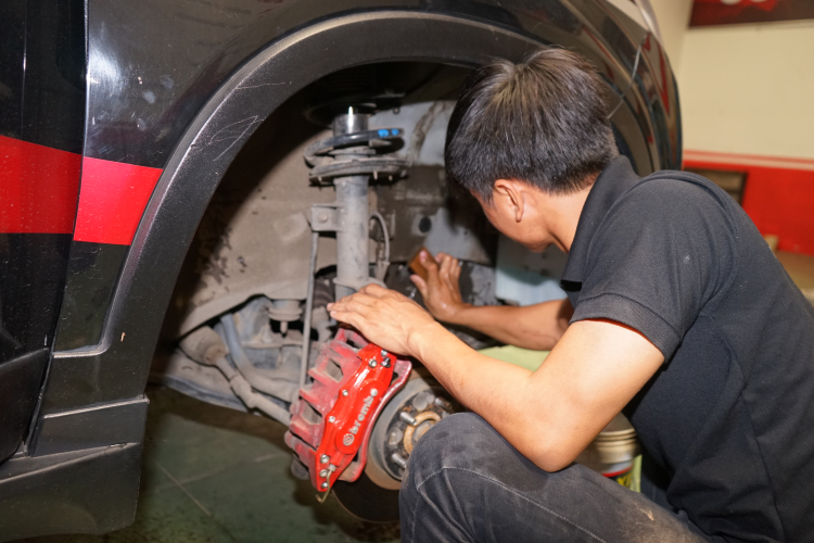 Hỏi địa chỉ làm cách âm 4 hóc bánh và phủ gầm xe uy tín. Hỏi địa chỉ làm cách âm 4 hóc bánh và phủ gầm xe uy tín.