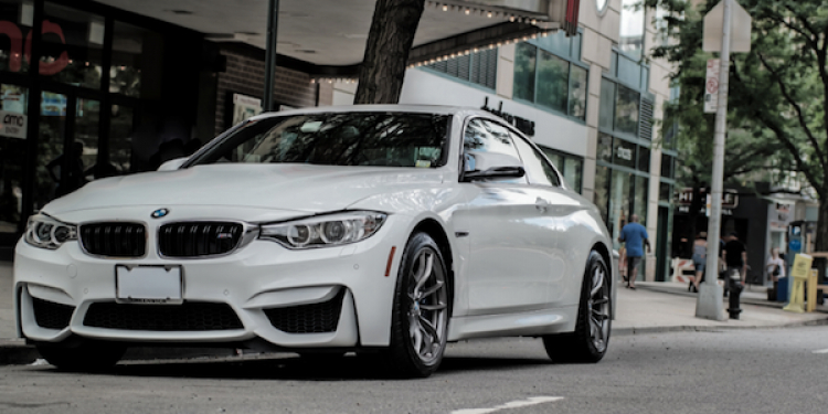 Nhân viên khách sạn lái xe BMW M4 của khách chạy đi chơi