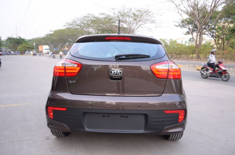 Kia Rio 2015 cập cảng Sài Gòn