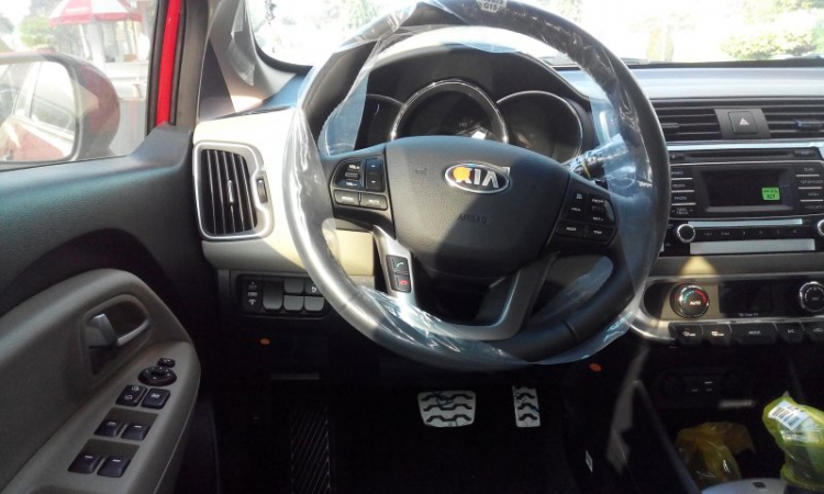 Kia Rio 2015 âm thầm xuất hiện tại showroom Kia Rio 2015 âm thầm xuất hiện tại showroom