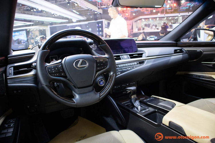 Rộ thông tin Lexus ES 300h 2019 sắp nhập chính hãng tại Việt Nam
