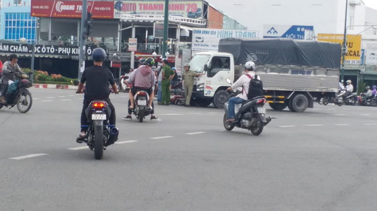 Xe máy cố vượt đèn đỏ - nút giao Phạm Văn Đồng và KVC Xe máy cố vượt đèn đỏ - nút giao Phạm Văn Đồng và KVC