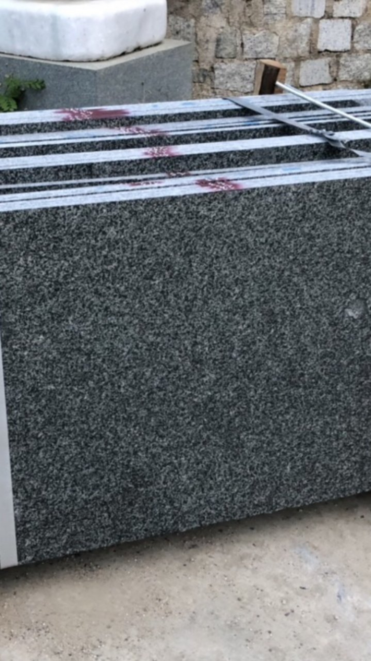 Mặt cầu thang làm đá mài (granito) hay granite các bác?