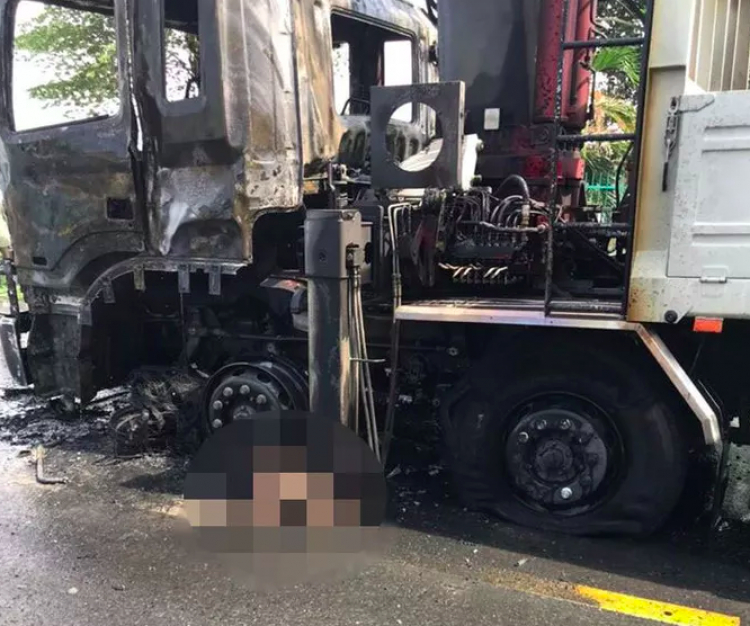 Thương tâm: Người đàn ông chết cháy sau va chạm với xe tải