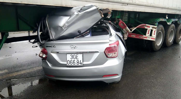 Ô tô  con chui gầm xe container, 2 người tử vong mắc kẹt trong xe
