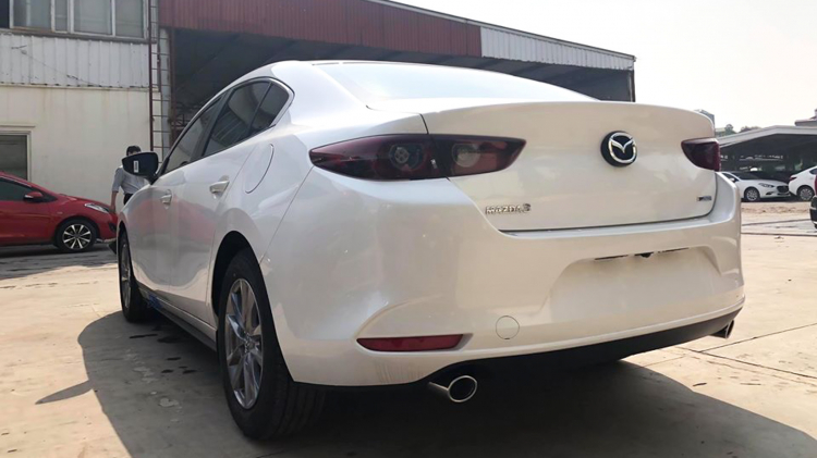 Cận cảnh Mazda3 sedan thế hệ mới phiên bản tiêu chuẩn: Giá 719 triệu đồng, ghế nỉ