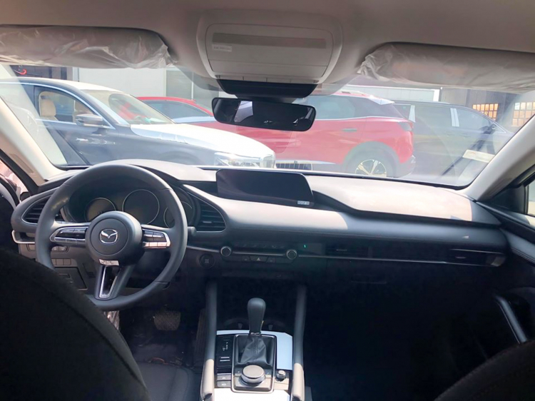 Cận cảnh Mazda3 sedan thế hệ mới phiên bản tiêu chuẩn: Giá 719 triệu đồng, ghế nỉ