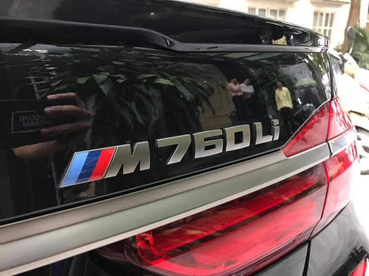 Cận cảnh BMW M760Li xDrive đã ra biển trắng: Chiếc 7 Series máy V12 đắt giá nhất tại VN