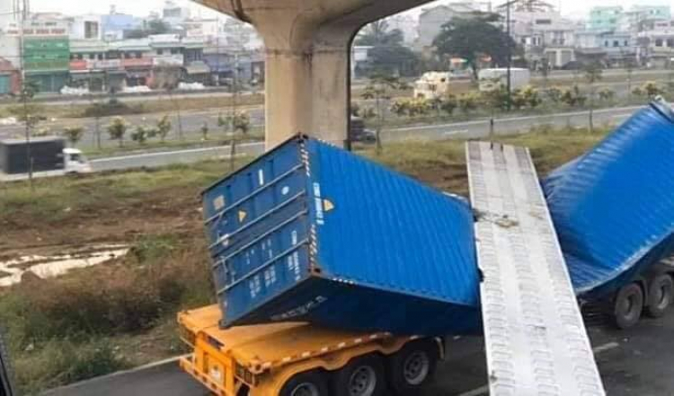 Xe container kéo sập công trình cầu bộ hành trên xa lộ Hà Nội