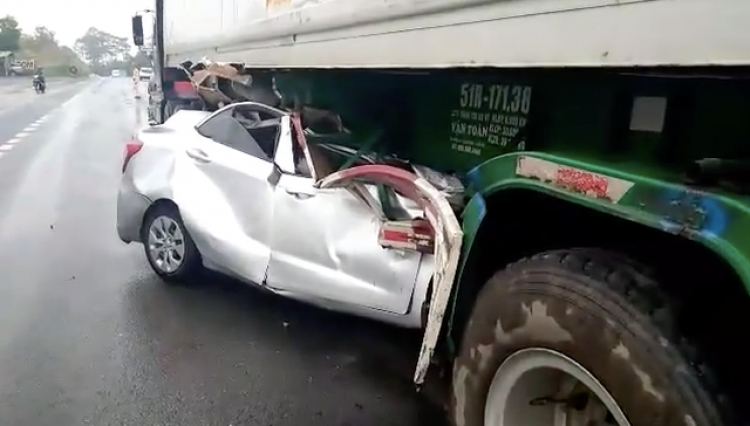 Ô tô  con chui gầm xe container, 2 người tử vong mắc kẹt trong xe