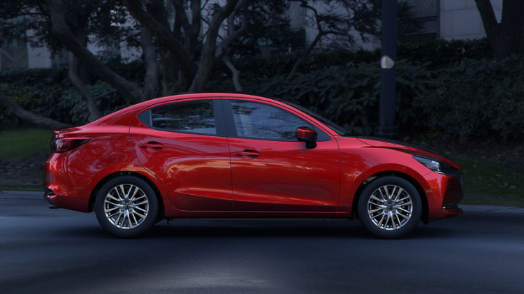 Mazda2 2020 sedan lộ diện: tinh chỉnh thiết kế sang trọng hơn