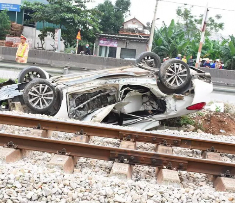 Tàu hỏa tông ôtô lật ngửa, nữ tài xế trẻ tử vong tại chỗ