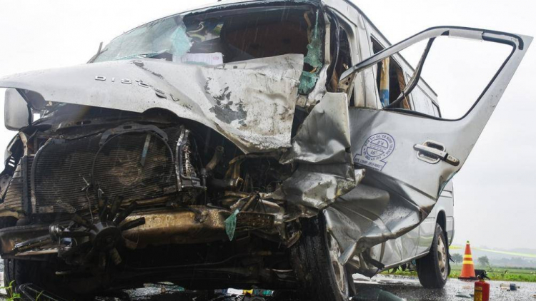 Quảng Ngãi: Xe khách lấn làn đường ngược chiều gây tai nạn khiến 13 người thương vong
