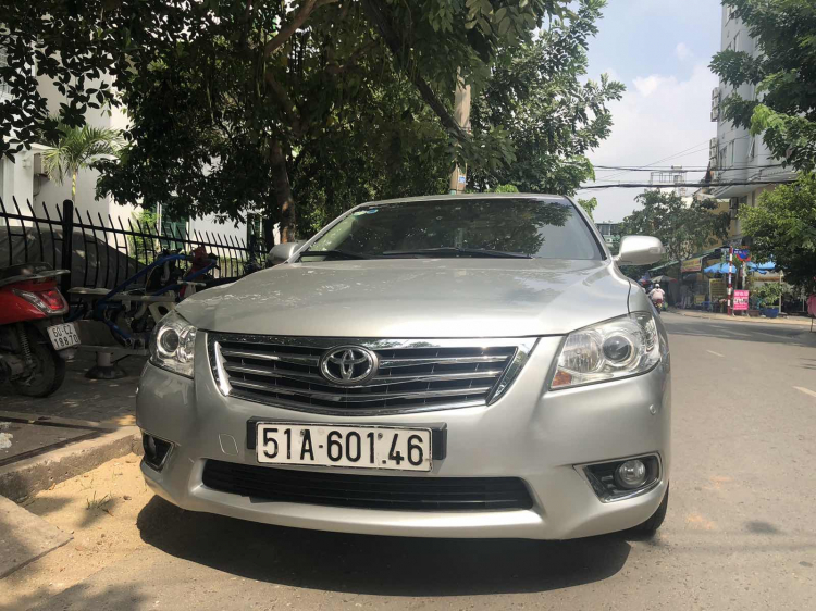 Bán nhanh camry màu bạc, còn rất mới